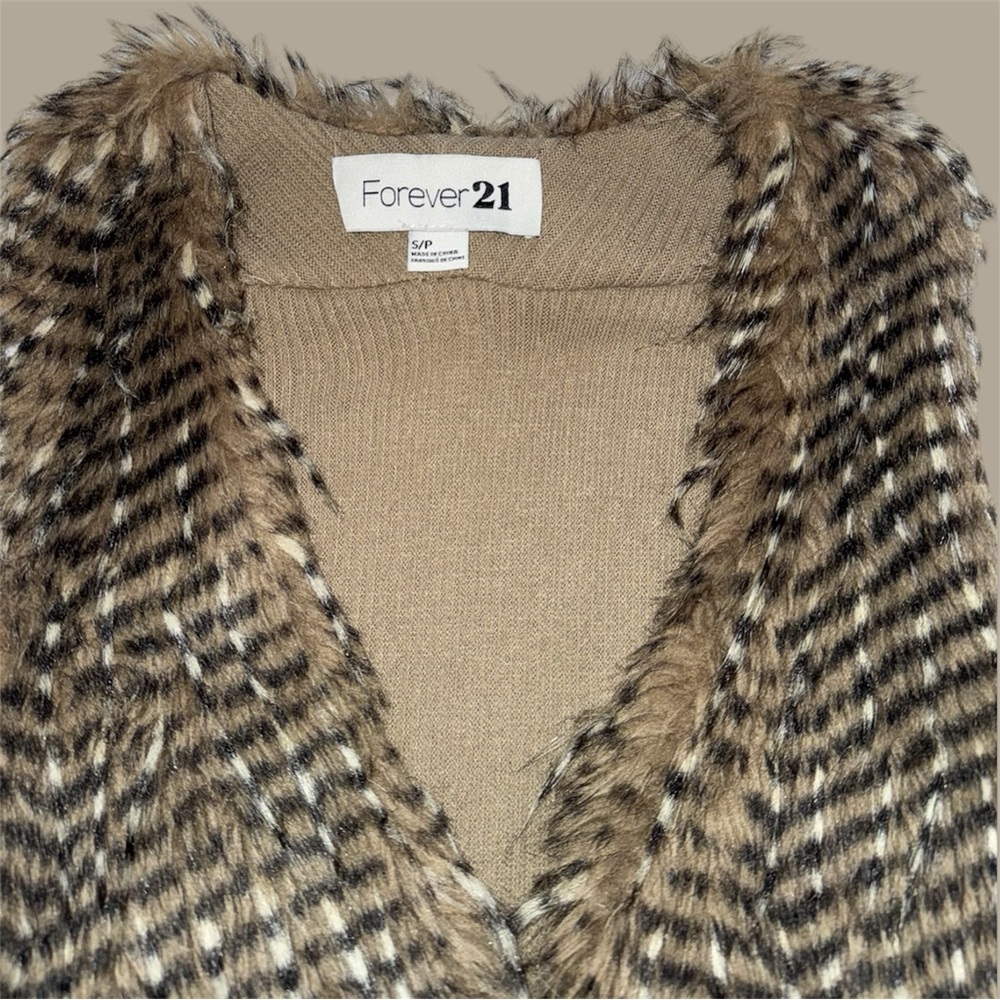 🛍️SALE🛍️ Forever 21 Faux Fur Knit Vest - Picture 6 of 7